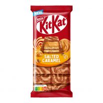KitKat tabuľka Slaný karamel s mliečnou čokoládou a bielou polevou, s oblátkou a s náplňou zo slaného karamelu 99g