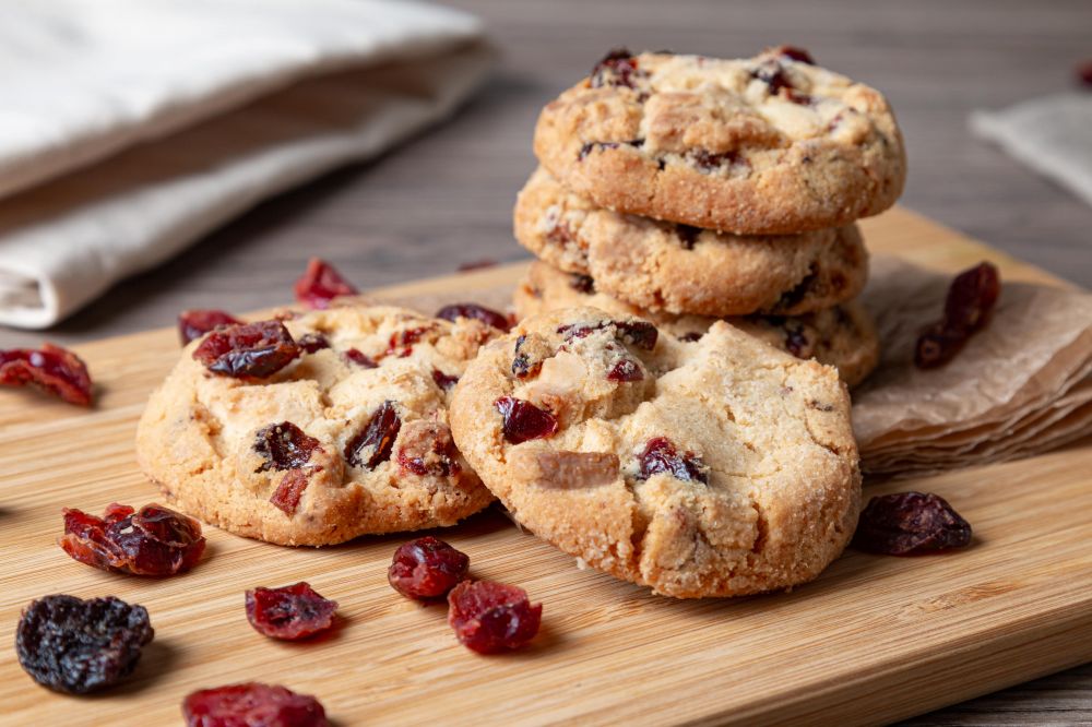 Cookies s bielou čokoládou a brusnicami